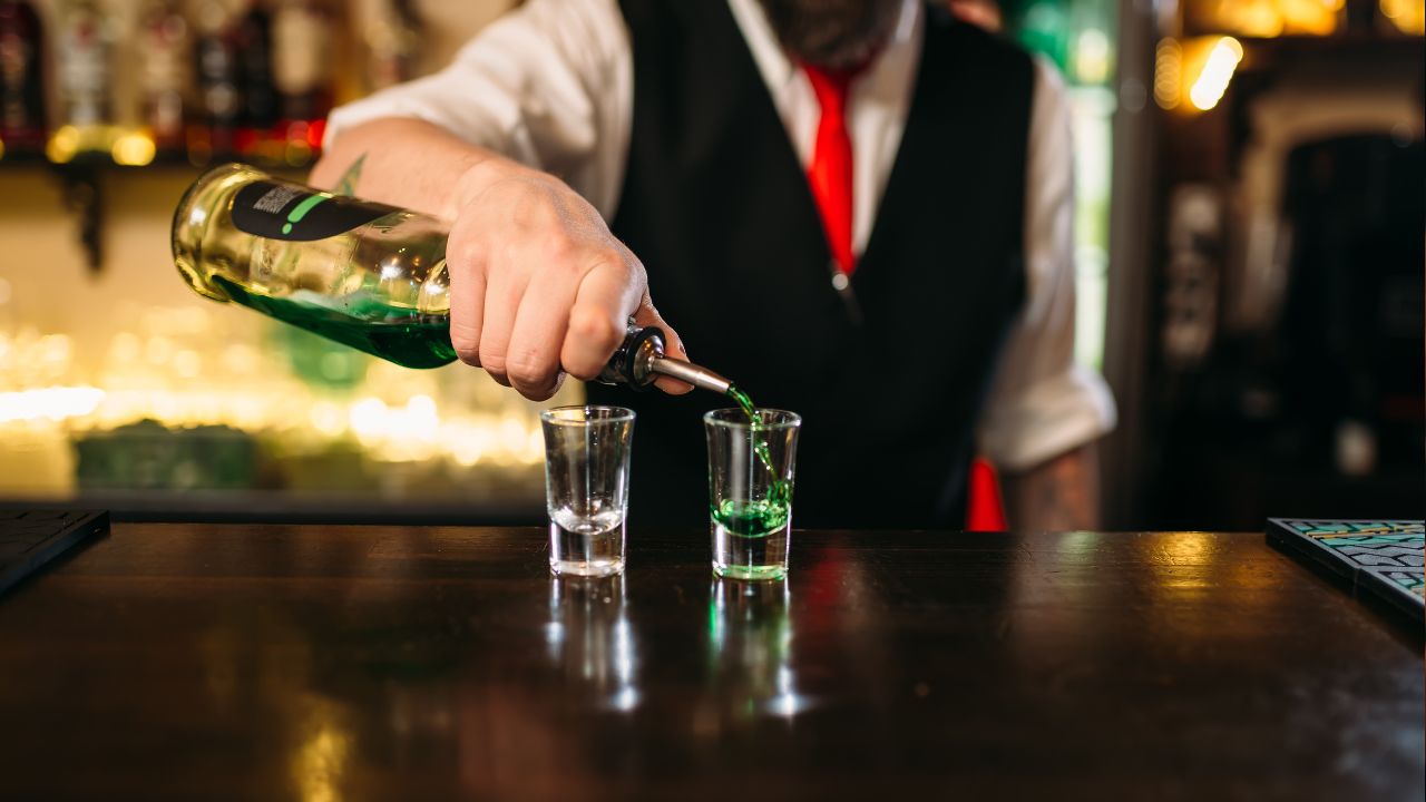  Como bartenders seguram garrafas