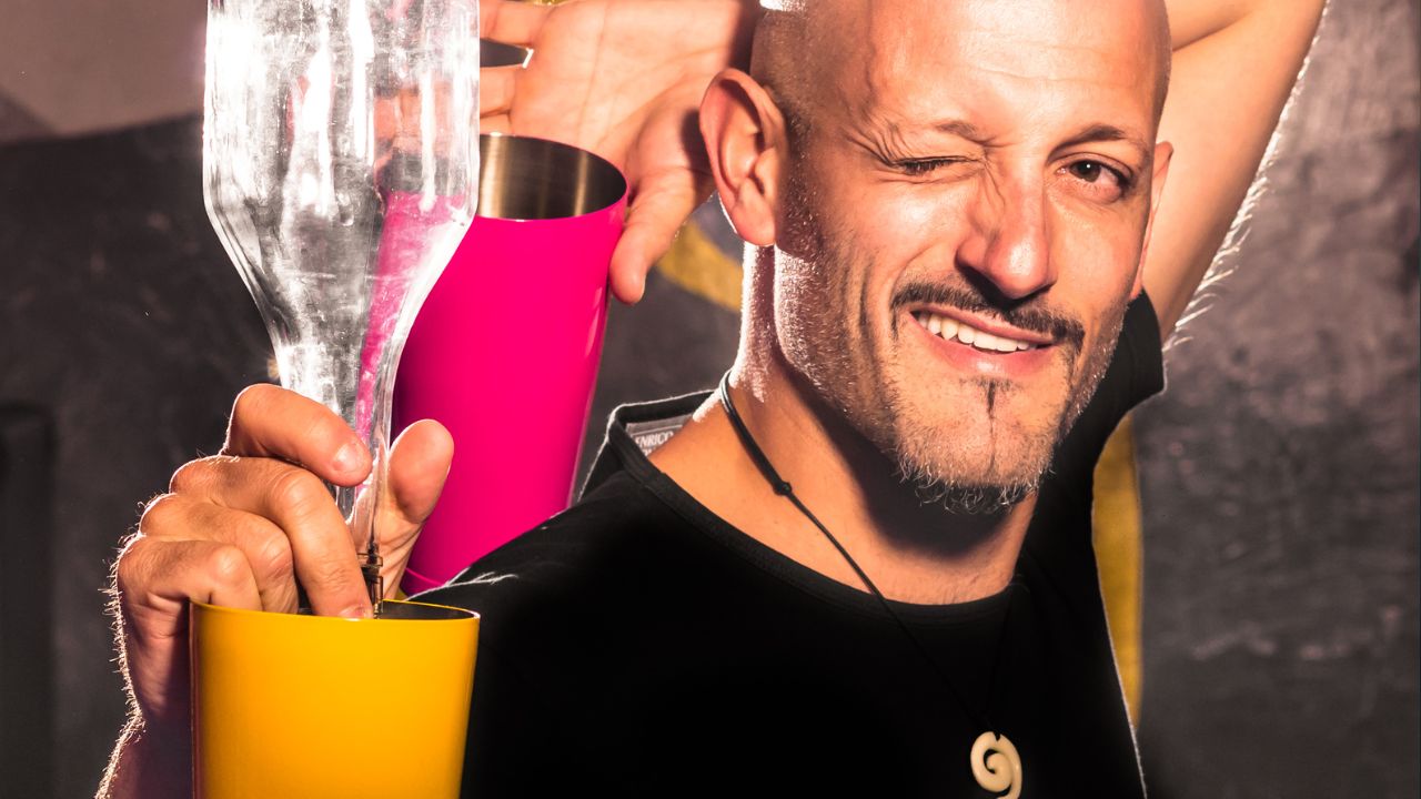  Como flair bartenders giram garrafas sem deixar a bebida cair